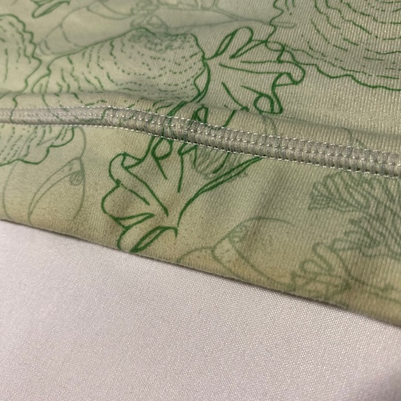 Rare Seashell Lululemon Sports Bra - Size 8 - Picture 3 of 4